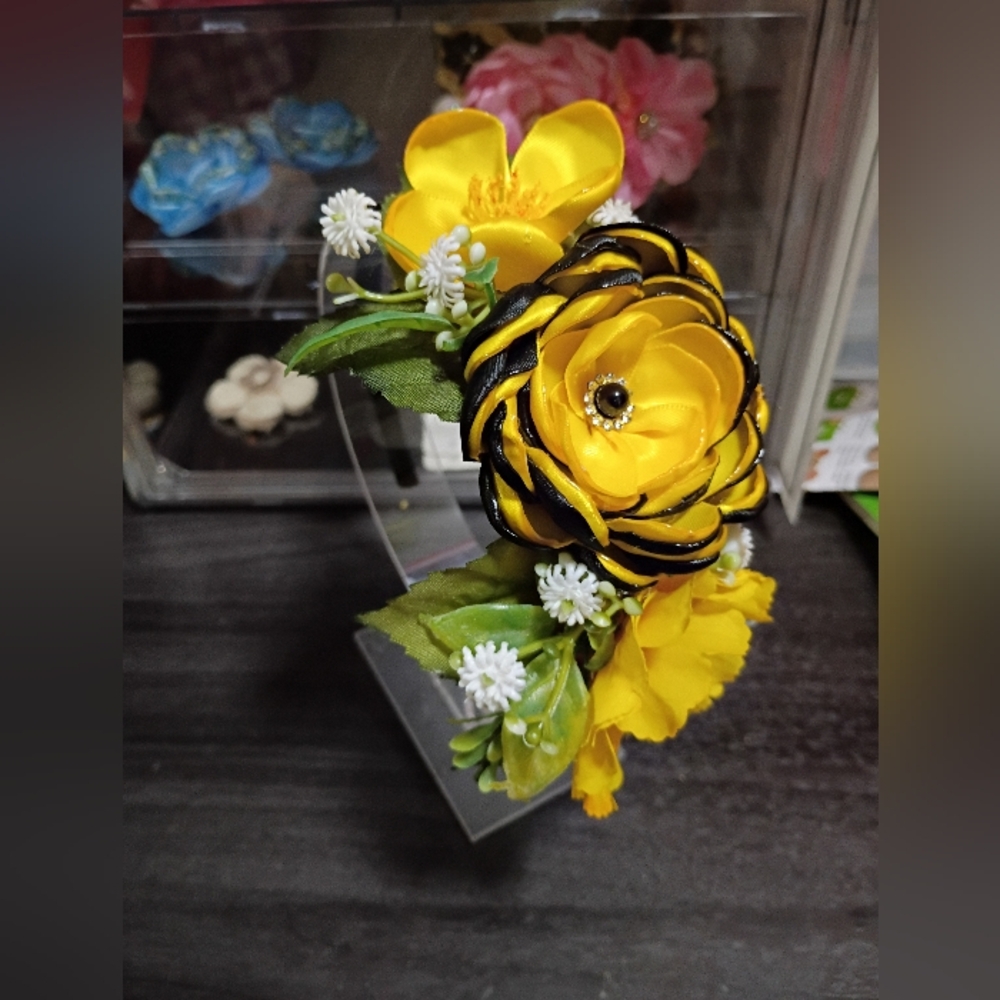 Yellow and Black Floral Hair Accessory🌼